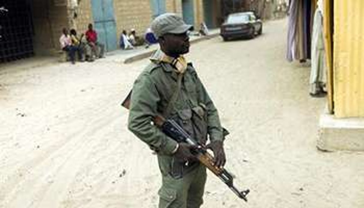 Un soldat malien dans une rue de Tombouctou. © AFP
