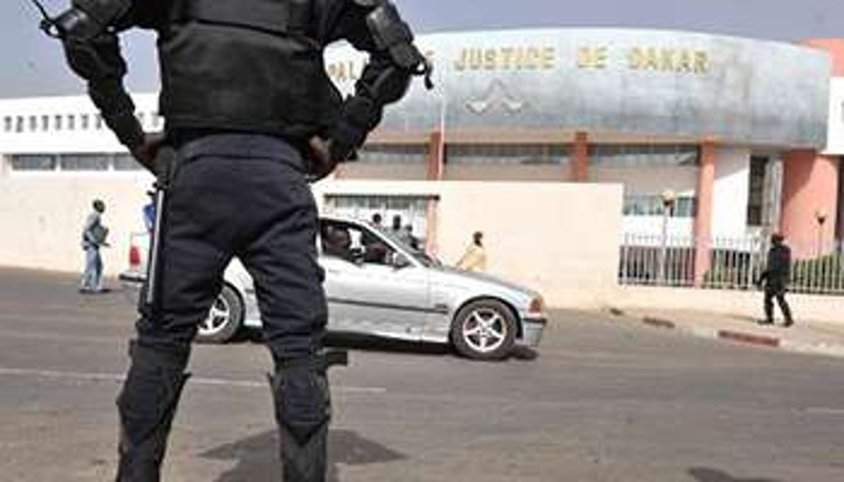 Devant le palais de justice à Dakar. © AFP