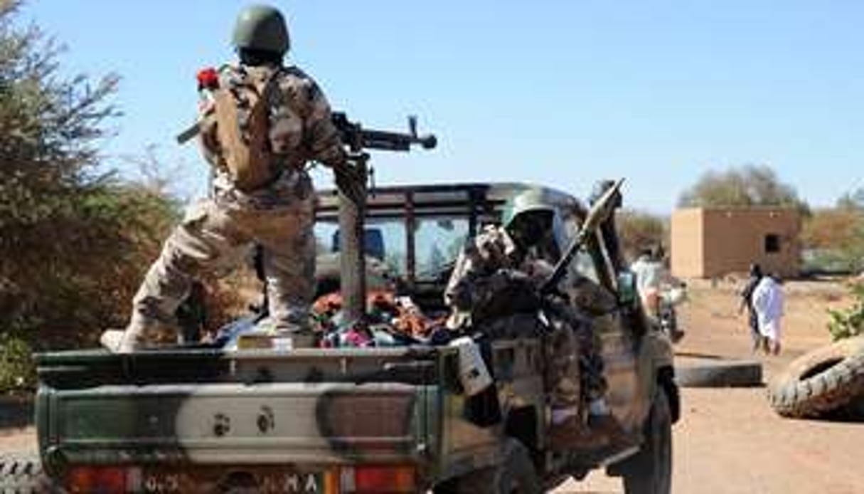 Des soldats de l’armée malienne en patrouille près de Gao. © AFP