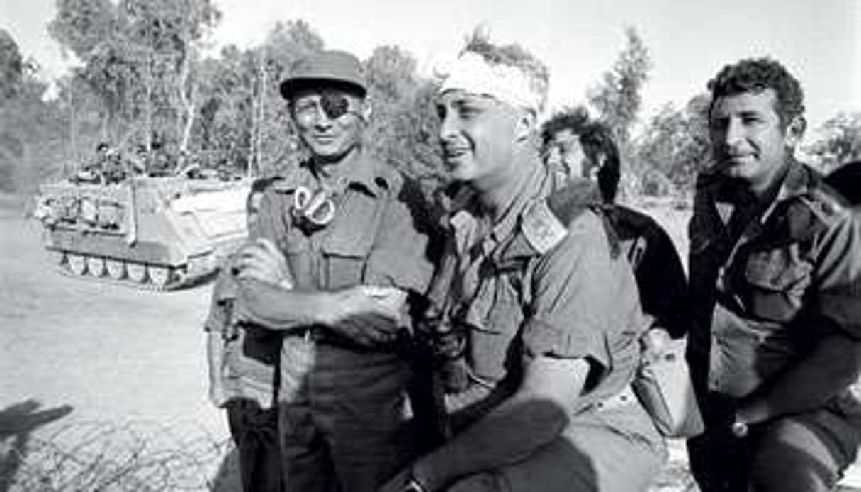 Avec Moshe Dayan (à g.) durant la guerre du Kippour, en octobre 1973. © AFP Photo/IDF-HO