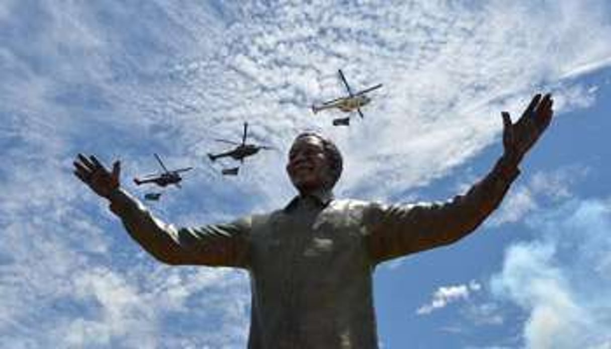 Haute de 9 m, la statue géante en bronze de Mandela a été inaugurée le 16 décmbre 2013. © Alexander Joe/AFP