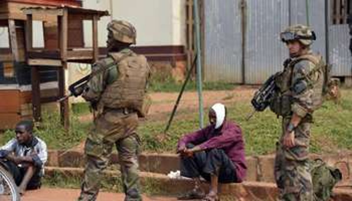 Des civils musulmans sont protégés le 26 décembre 2013 à Bangui par des soldats français. © AFP/Miguel Medina