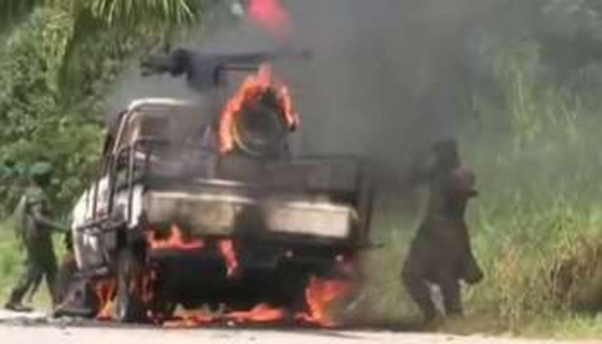 Le véhicule en feu du colonel Mamadou Ndala, le 2 janvier. © Capture d’écran/Vidéo Youtube