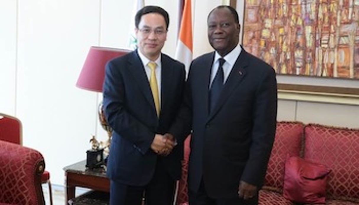Li Hejun, le président du groupe Hanergy et le président ivoirien Alassane Ouattara. © Presidence RCI