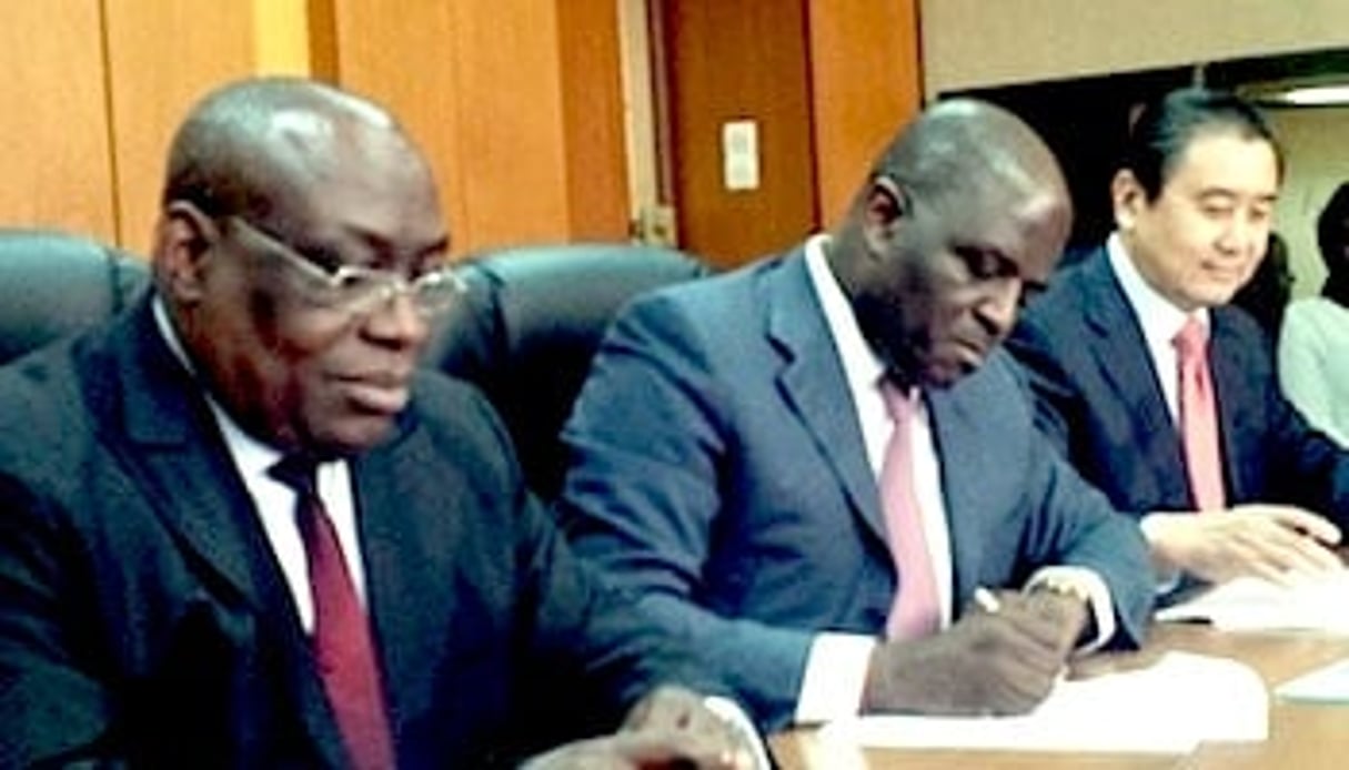 De gauche à droite : Luc Oyoubi, ministre de l’Économie et de l’Emploi du Gabon, Régis Immongault, ministre de l’Industrie et des Mines, et Jin Chunsheng, vice-président de CMEC. © SEM Gabon Mining