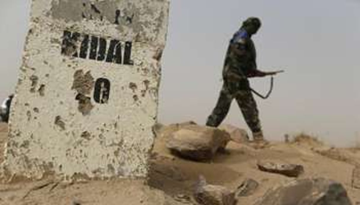 Un panneau indicateur sur une route malienne reliant Gao à Kidal, le 26 juin 2013. © AFP