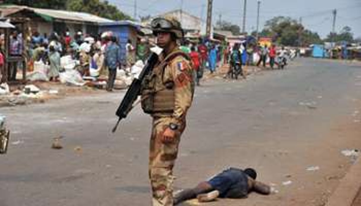 Un soldat français près du corps d’un musulman battu à mort le 24 janvier à Bangui. © AFP/Issouf Sanogo