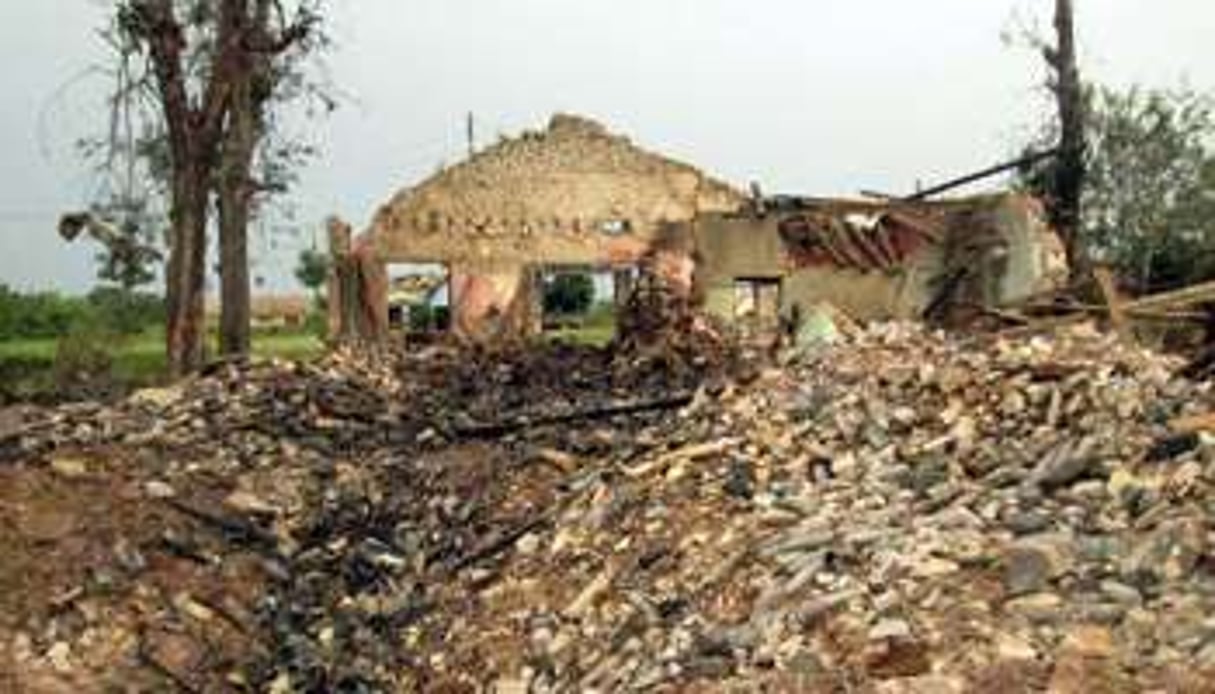 Vue prise le 25 janvier 2014 d’une maison détruite au camp militaire Brigade à Mbuji-Mayi. © AFP