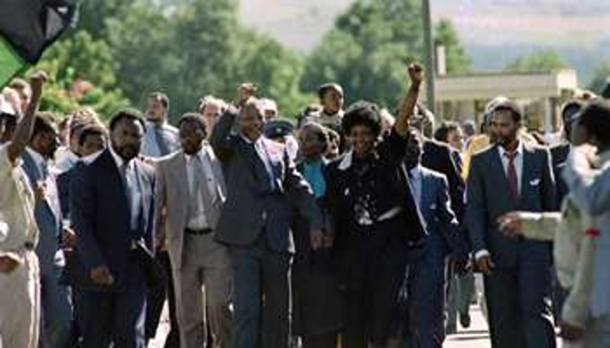 Nelson et Winnie Mandela levant le poing à la sortie de Mandela de prison le 11 février 1990. © AFP