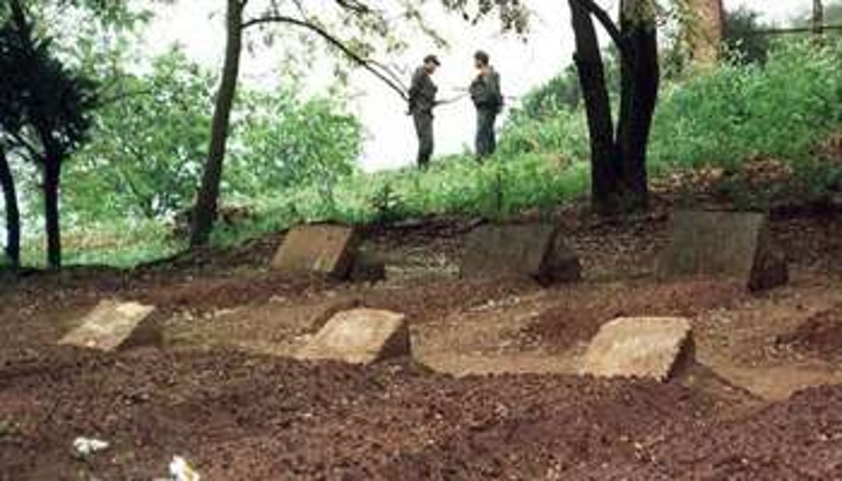 Des soldats algériens gardent les tombes des sept moines trappistes, à Tibéhirine, le 21 mai 1996 © AFP