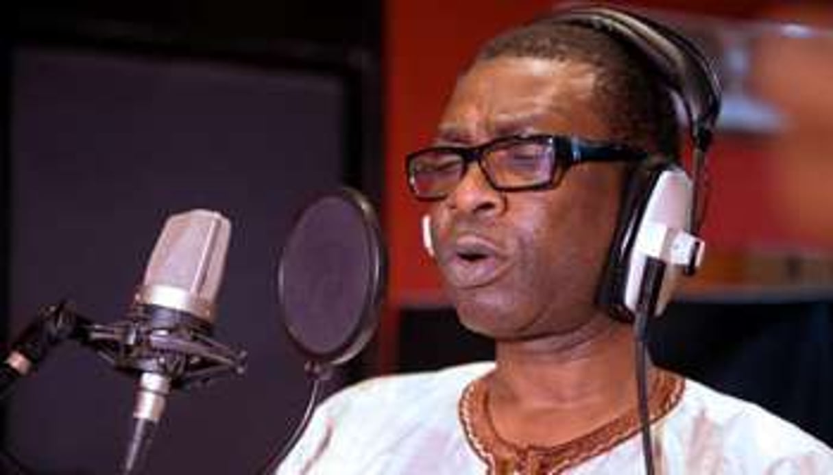 Youssou Ndour enregistre une chanson pour la paix en Centrafrique, le 26 janvier 2014. © AFP