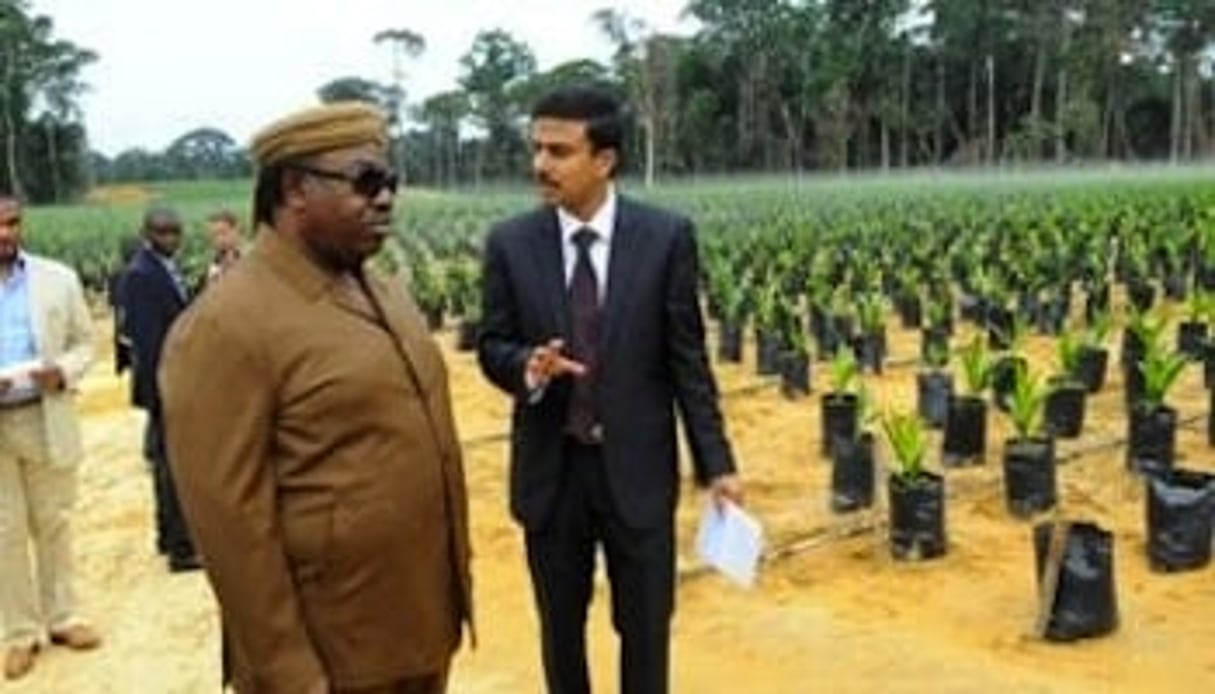 Le président gabonais Ali Bongo (g) et le directeur général d’Olam Gabon, Gagan Gupta, en 2011. DR