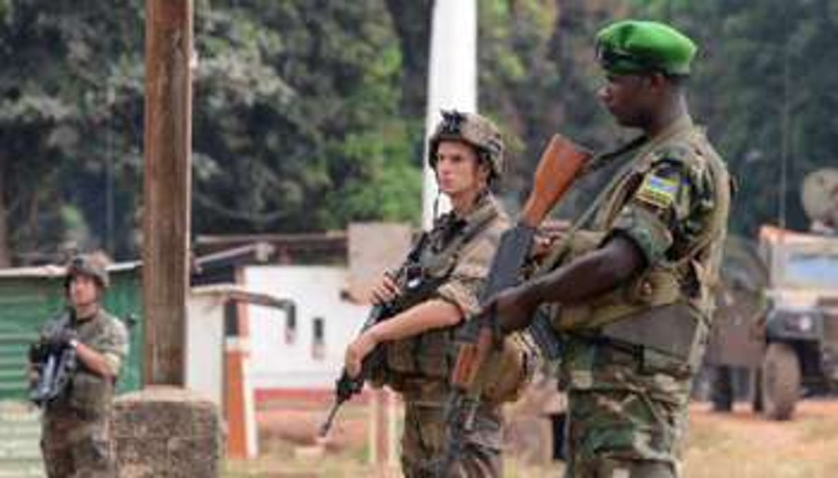 Soldats français et rwandais devant le camp Kasai, le 28 janvier 2014 à Bangui. © AFP