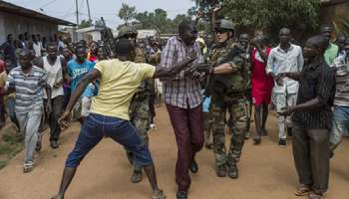 Membre présumé de l’ex-Séléka arrêté par des soldats français, le 9 décembre 2013 à Bangui. © AFP