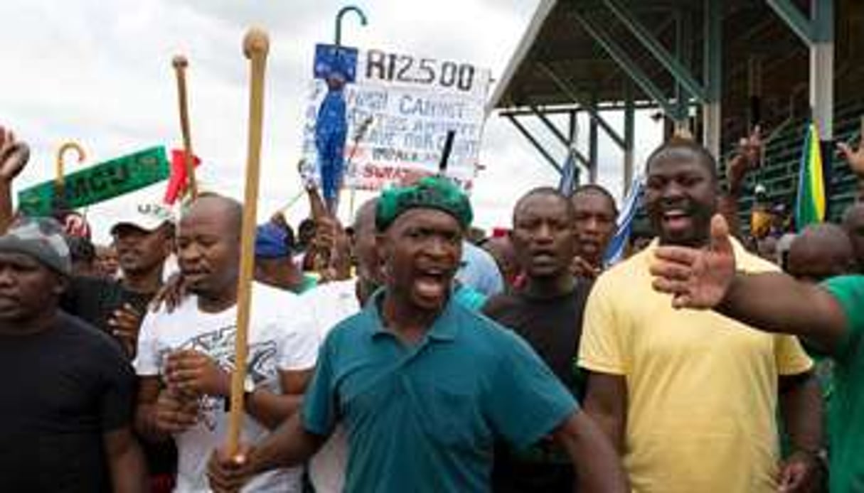 Manifestation de travailleurs des mines de platine dans un stade de Marikana, le 30 janvier 2014. © AFP