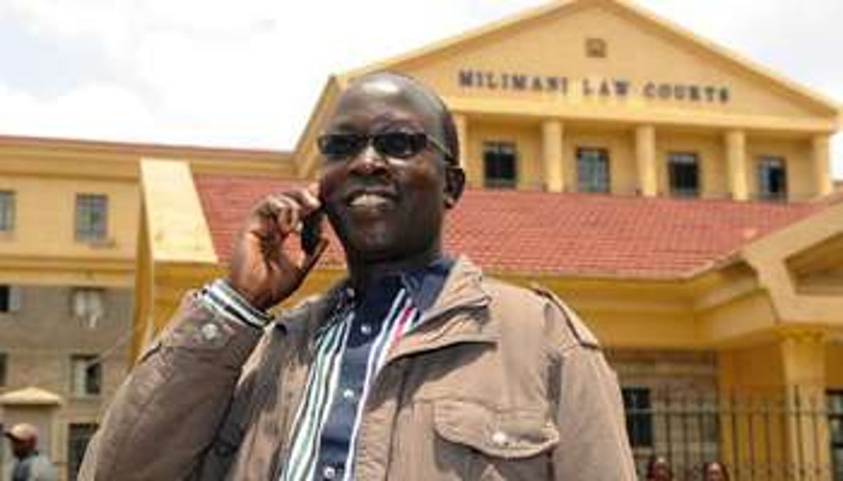 L’ex-journaliste kényan Walter Barasa, le 9 octobre 2013 devant le tribunal de Nairobi. © AFP