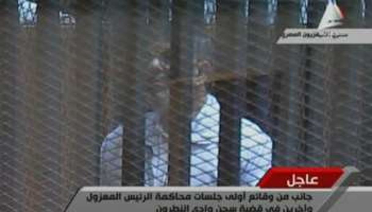 Mohamed Morsi derrière le grillage d’une cage pendant son procès, le 28 janvier 2014 au Caire. © AFP