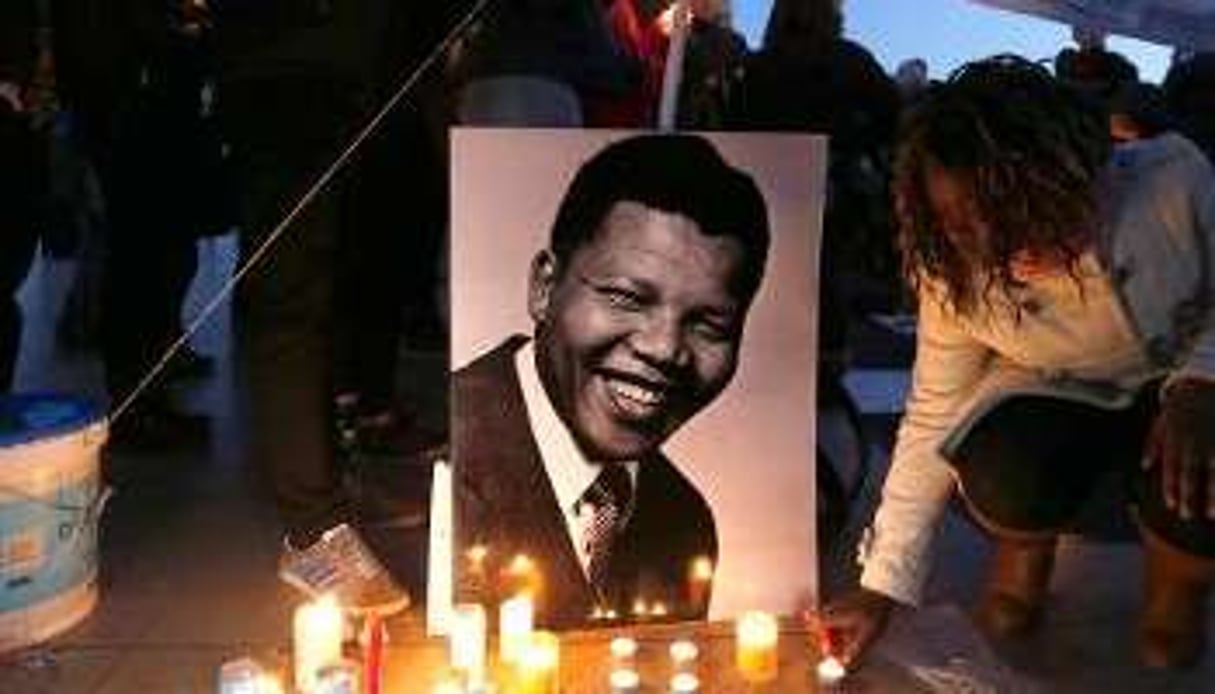 Des Sud-Africains rendent hommage à Nelson Mandela. © AFP