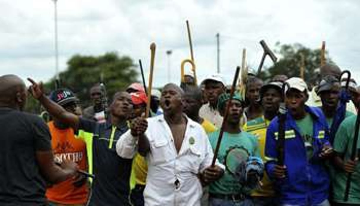 Manifestation de grévistes des mines de platine à Marikana, en Afrique du Sud, le 30 janvier 2014. © AFP