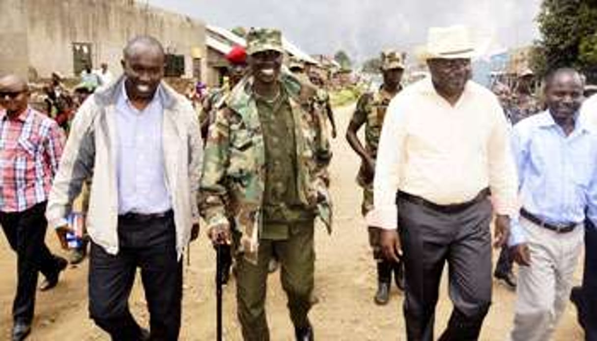 Les deux leaders du mouvement : Sultani Makenga (treillis) et Bertrand Bisimwa (chapeau). © Kenny Katombe/Reuters