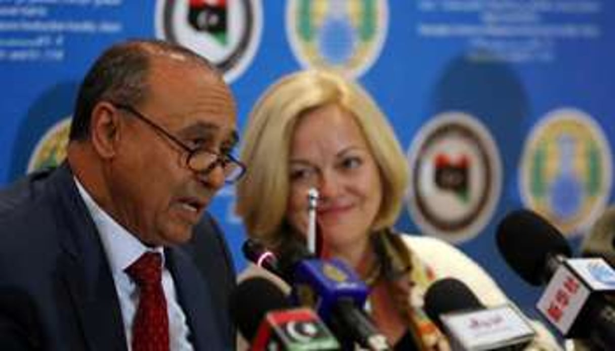 Mohamed Abdulaziz (g) et l’ambassadrice américaine Deborah Jones (d), le 4 février à Tripoli. © AFP