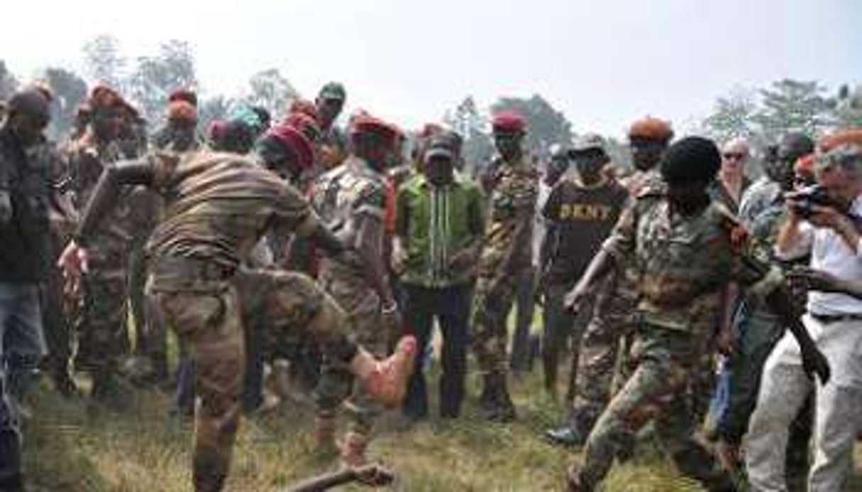 Des soldats centrafricains lynchent un ex-rebelle présumé, à Bangui le 5 février. © AFP/Issouf Sanogo