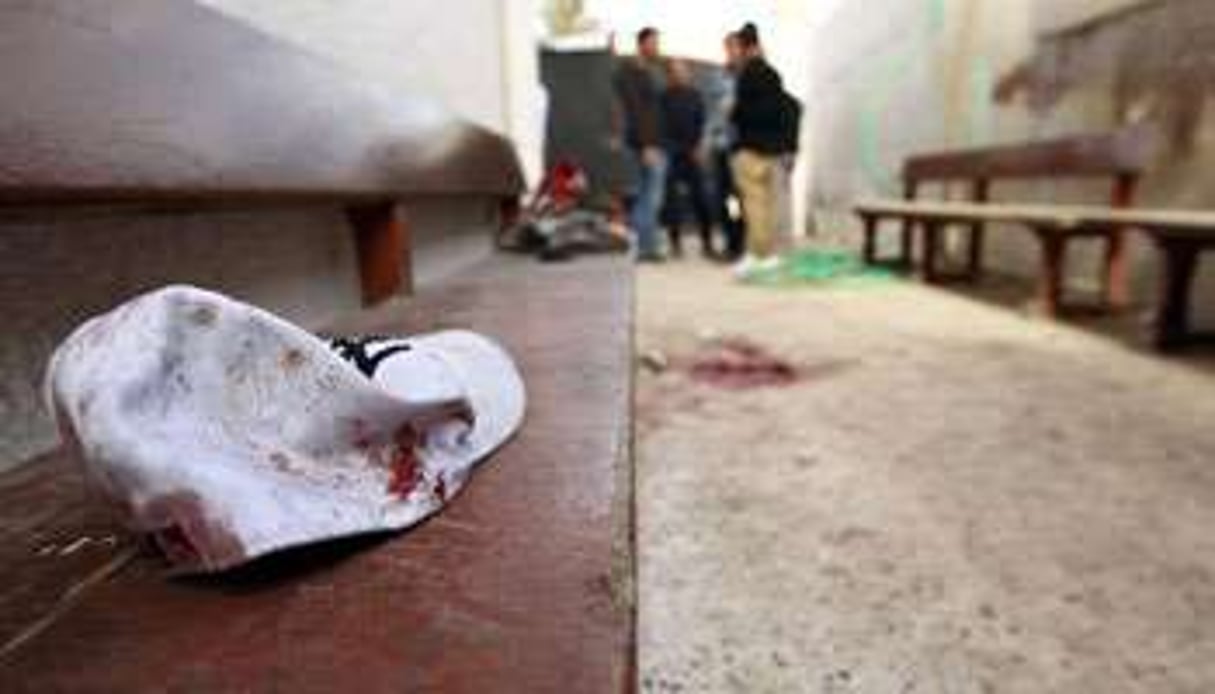 Une casquette ensanglantée après le jet d’un engin explosif dans une école à Benghazi. © AFP