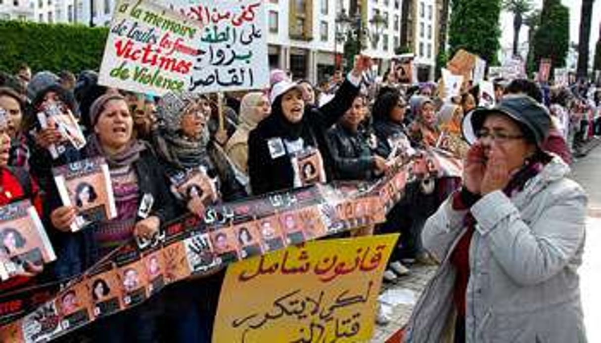 Manifestation de Marocaines contre les violences faites aux femmes. © Jalal Morchidi / ANADOLU AGENCY / AFP