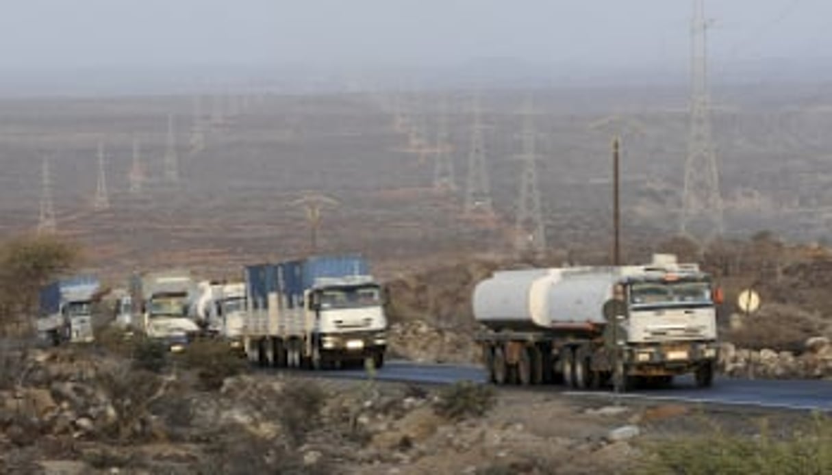 La Route nationale 1 qui relie le port de Djibouti à Addis-Abeba est la principale voie d’acheminement des importations éthiopiennes, pétrole compris. © Vincent Fournier/JA