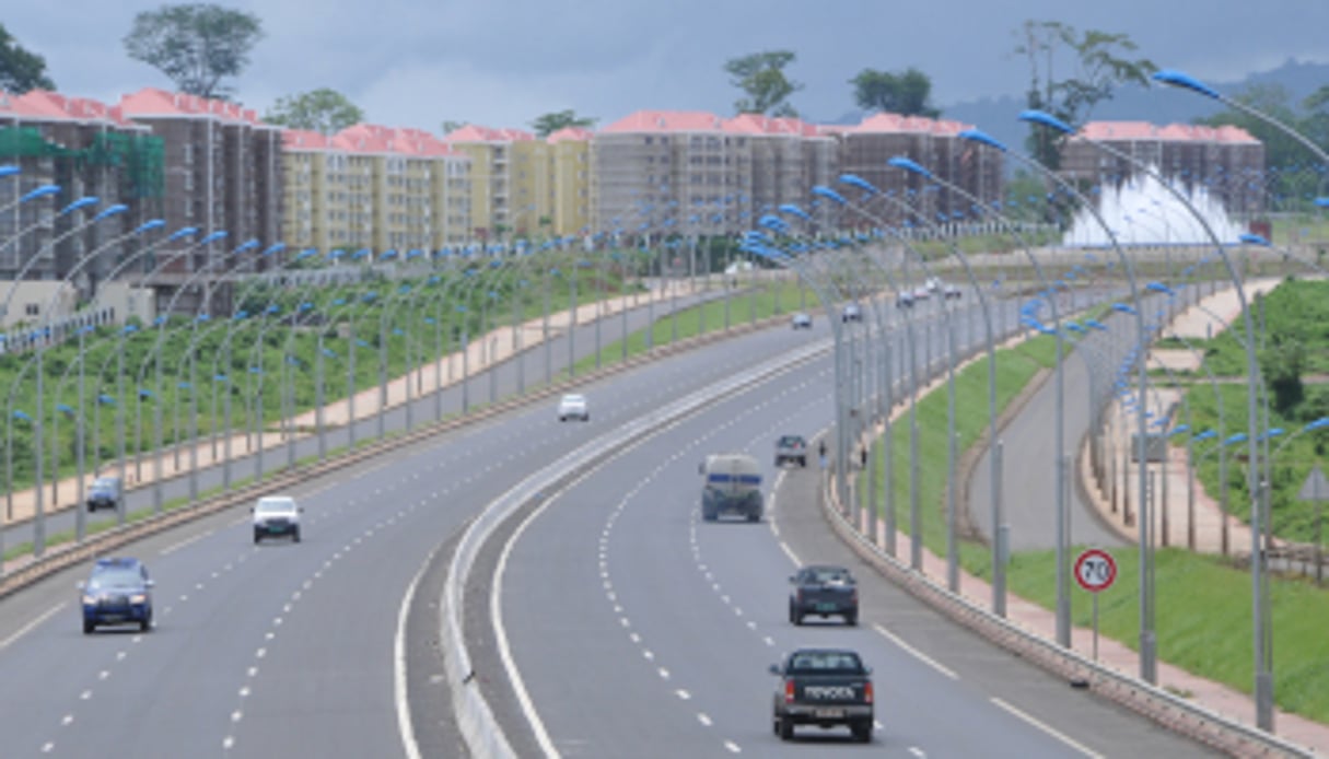 Une autoroute à Malabo. La Guinée équatoriale a entrepris la construction de nombreuses infrastructures à travers le pays. © Renaud Van der Meeren