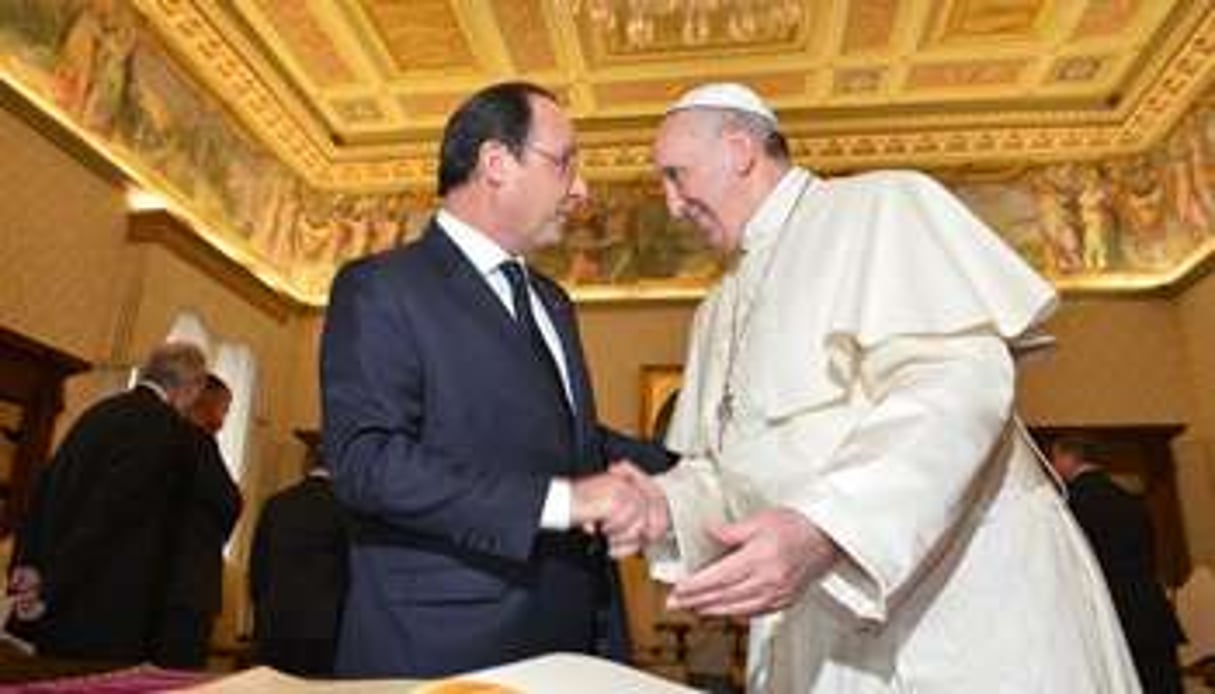 François Hollande (à g.) et le pape François. © AFP