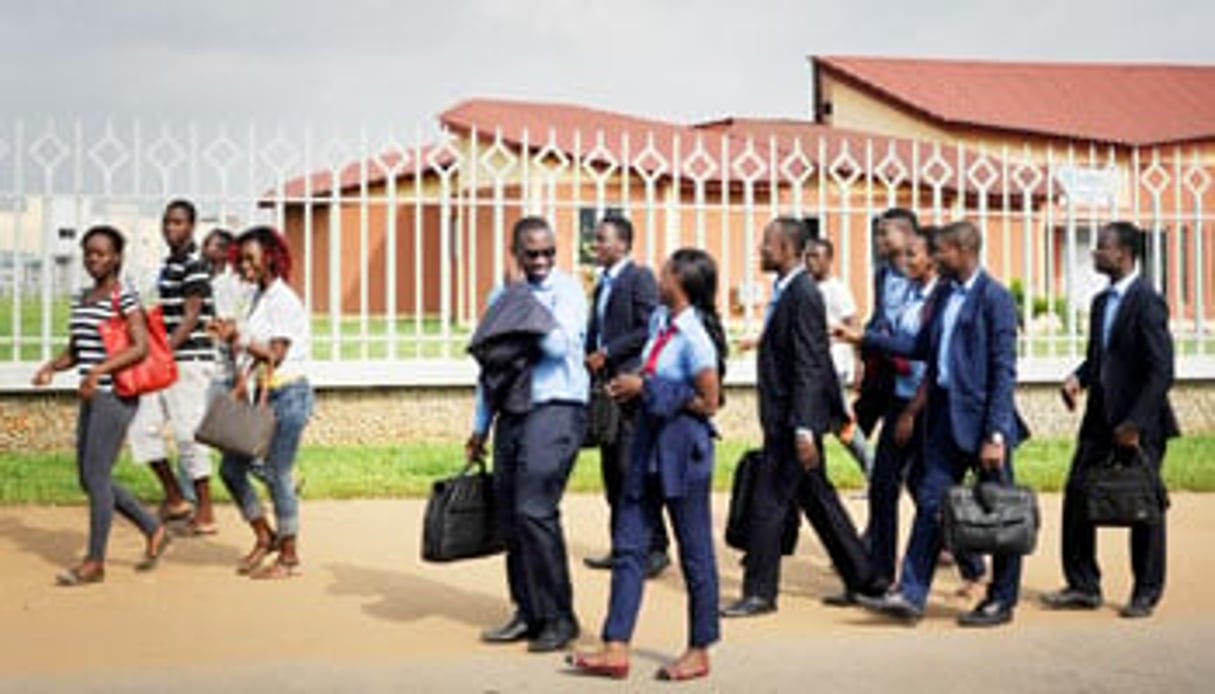 Des étudiants à la sortie de l’université à Abidjan. © Émilie Régnier/JA