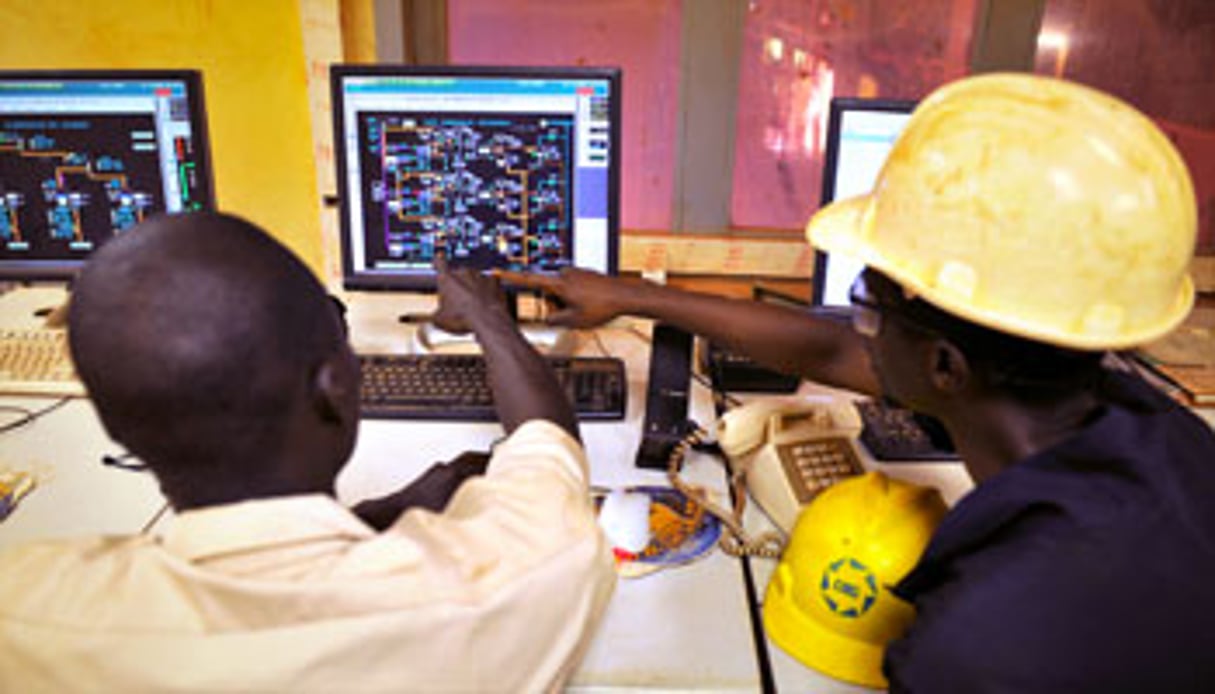 Des techniciens à l‘usine de Kamsar (Guinée), où transite le minerai extrait du gisement de Sangarédi, exploité par des entreprises émiraties. © Georges Gobet/AFP