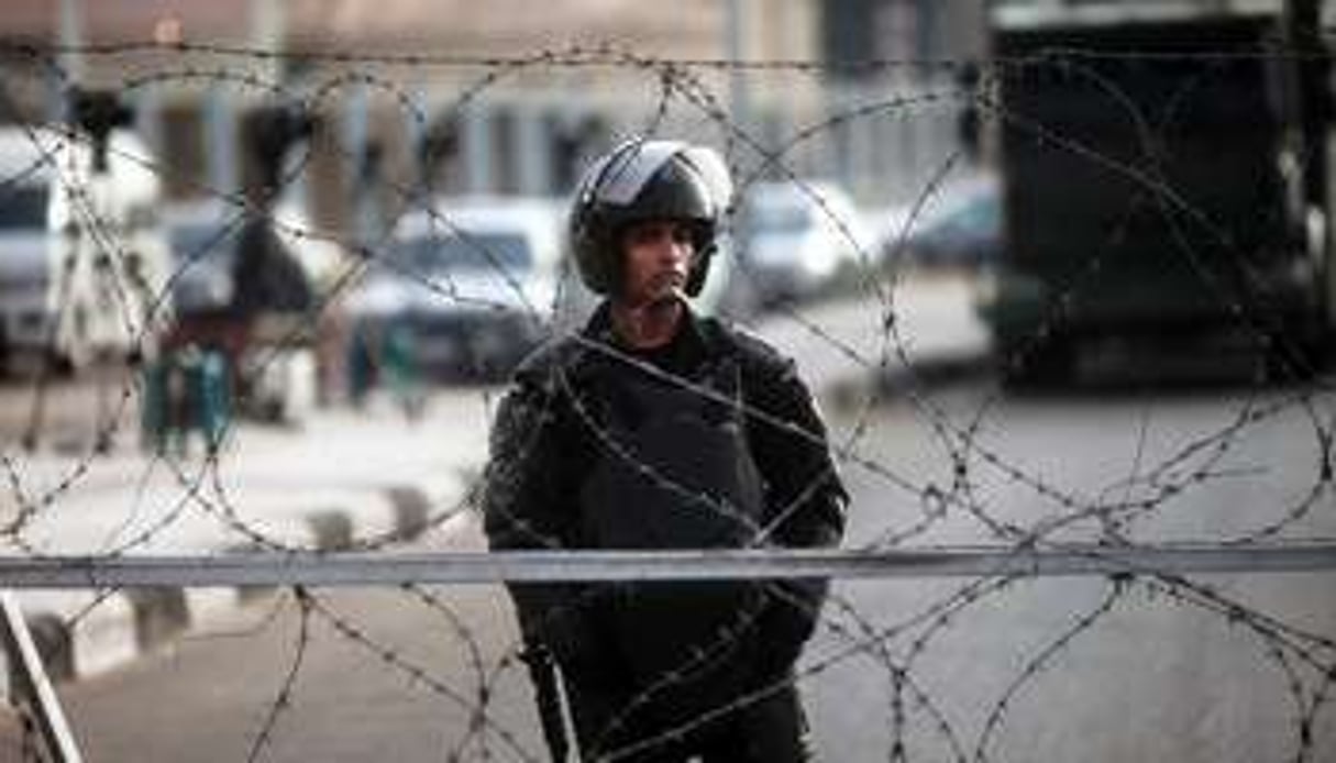 Un policier égyptien dans une rue du Caire, le 1er février 2014. © AFP/Mahmoud Khaled