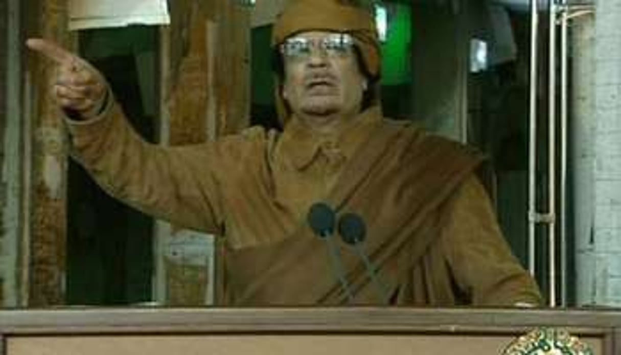 Une des dernières images de Kaddafi à la télévision nationale libyenne, le 22 février 2011. © AFP