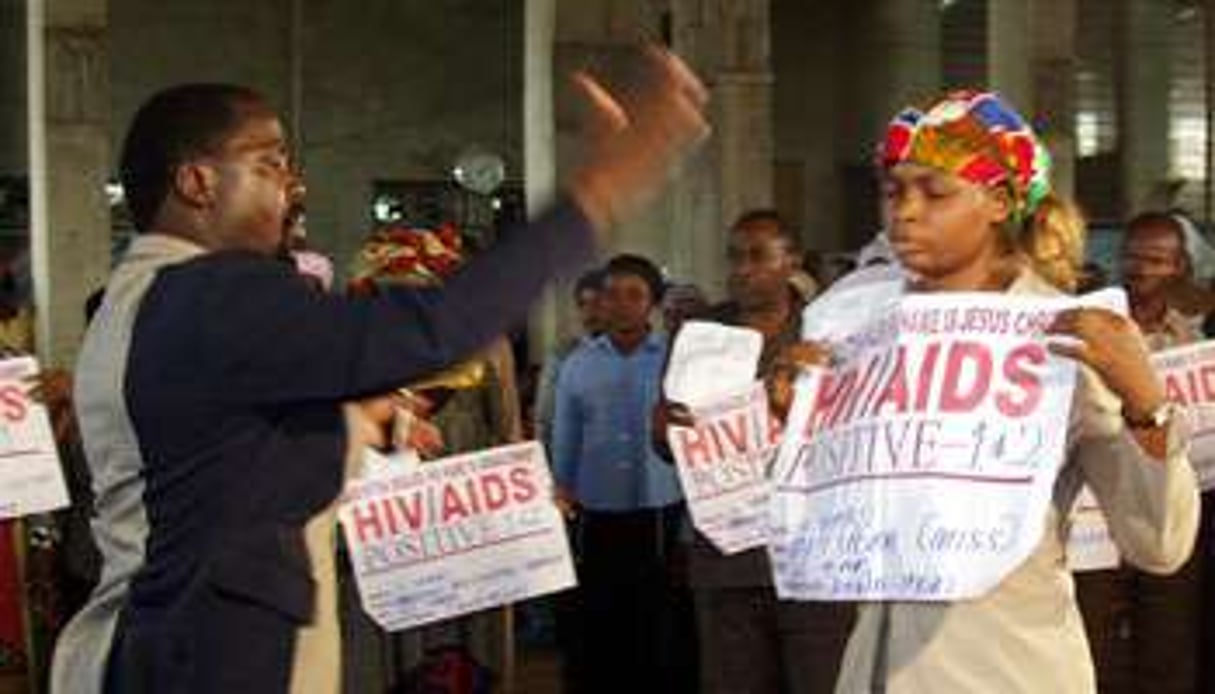 Guérir le sida est l’un des miracles ubuesques que T. B. Joshua s’attribue. © George Esir/Aids-Africa/Reuters
