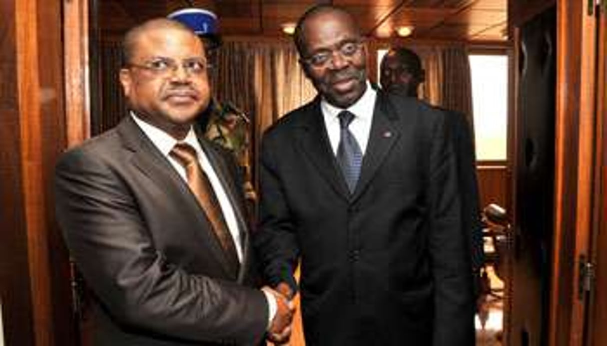 André Nzapayéké (à dr.) avec son prédécesseur, NicolasTiangaye, le 28 janvier. © ISSOUF SANOGO/AFP