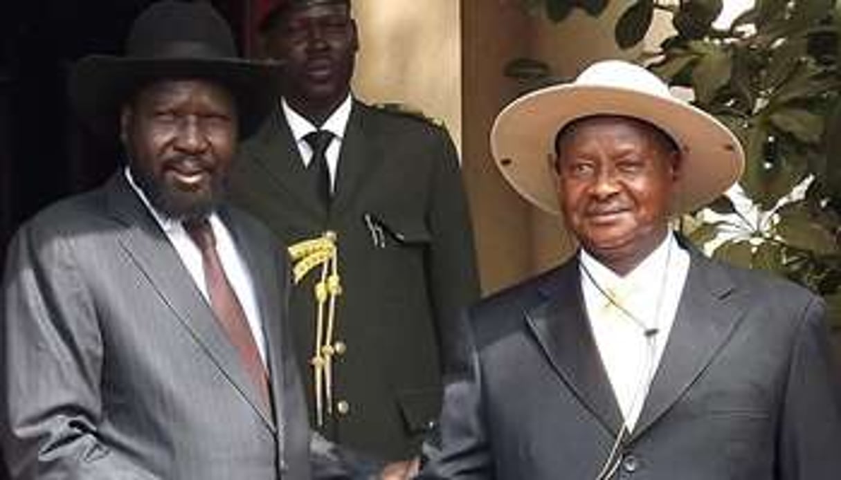 Les présidents sud-soudanais Salva Kiir (g) ougandais Yoweri Museveni (d). © AFP