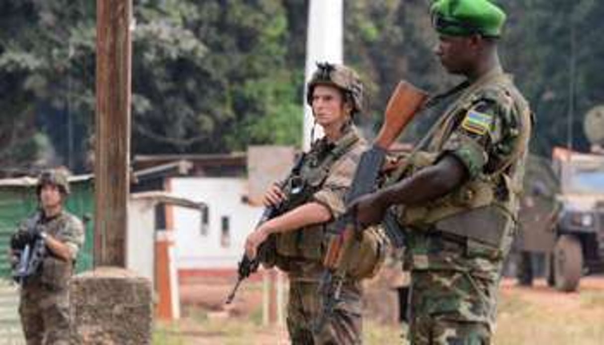 Soldats français (Sangaris) et rwandais (Misca) devant le camp Kasai, le 28 janvier 2014 à Bangui. © Issouf Sanogo/AFP