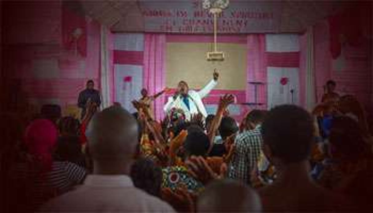 Cérémonie d’une Église pentecôtiste, à Goma, en RDC. © Colin Delfosse