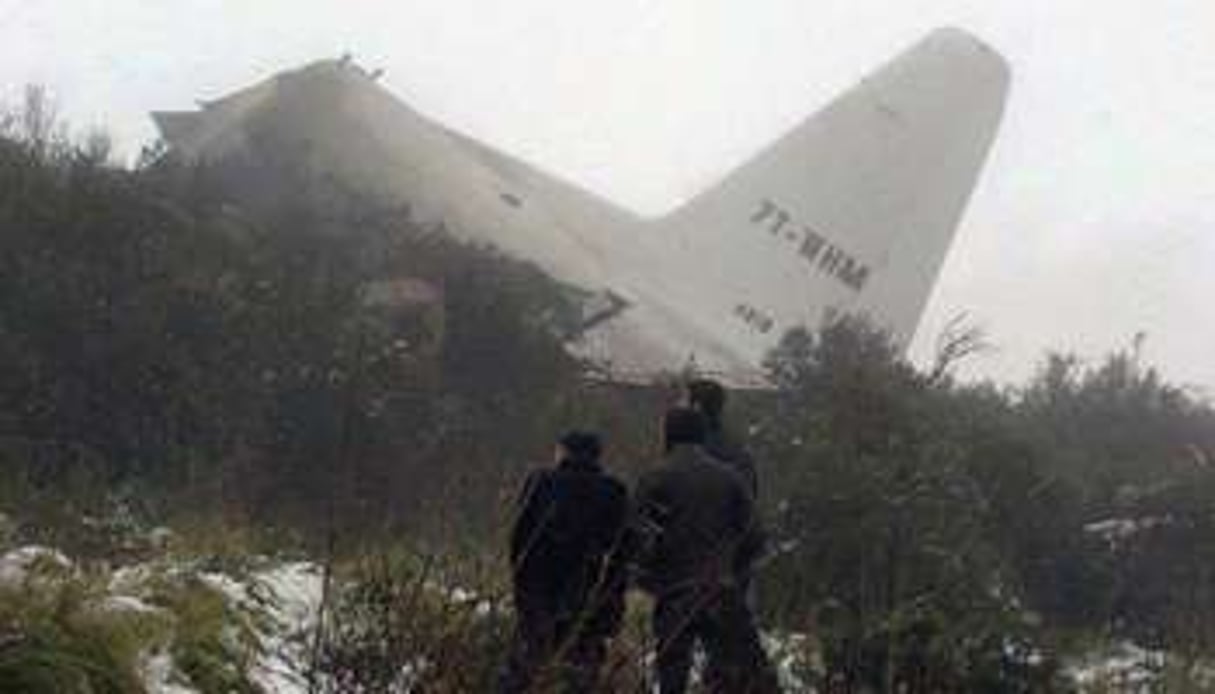 Une partie de la carlingue d’un Hercules C-130 qui s’est écrasé au-dessus du Mont Fortas. © AFP