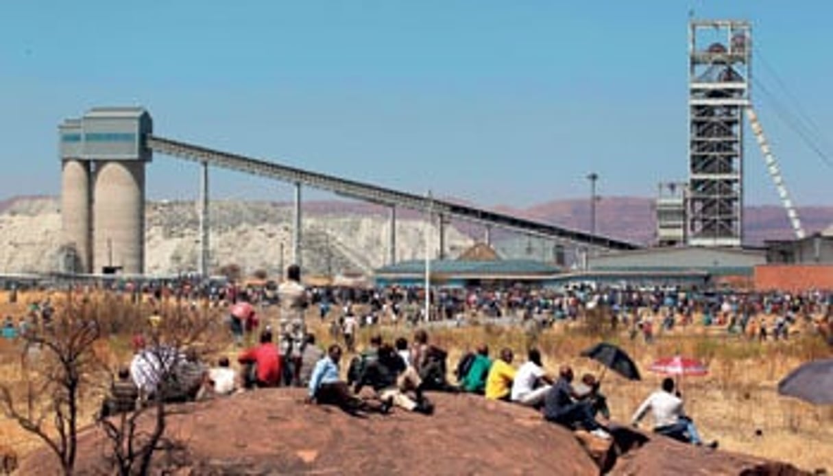 Mouvement social près de Rustenburg, en Afrique du Sud, devant une mine de platine exploitée par le britannique Lonmin. © Themba Hadebe/Sipa