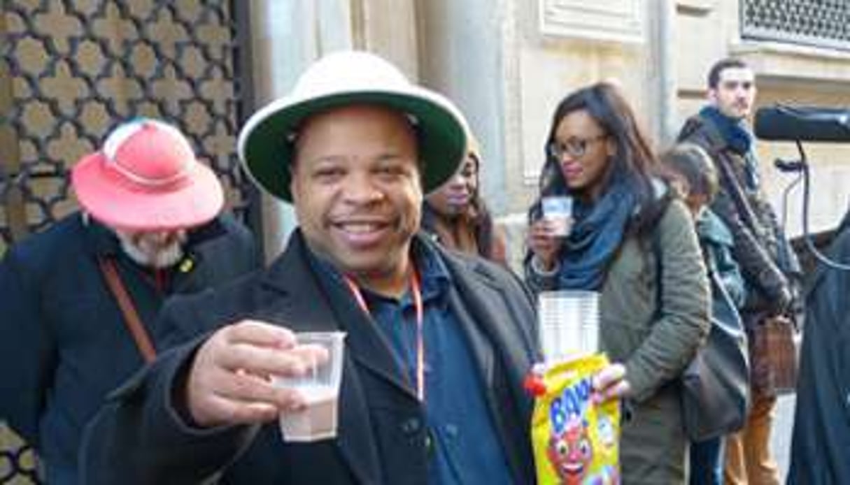 Louis-Georges Tin sert du chocolat Banania devant la Caisse des Dépôts, le 12 février 2014. © J-M Hauteville / Jeune Afrique