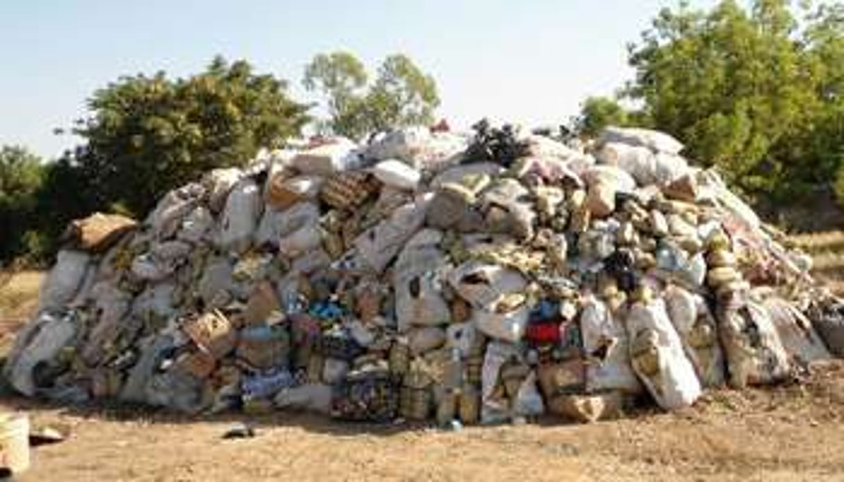 Des kilos de drogues sur le point d’être incendiés à Kano, au Nigeria, le 6 décembre 2013. © AFP