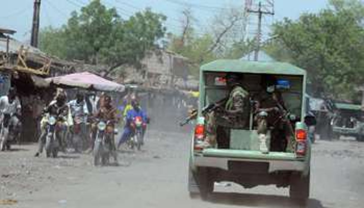 Des membres de la Force opérationnelle interarmées du Nigeria patrouillant dans Maiduguri. © AFP