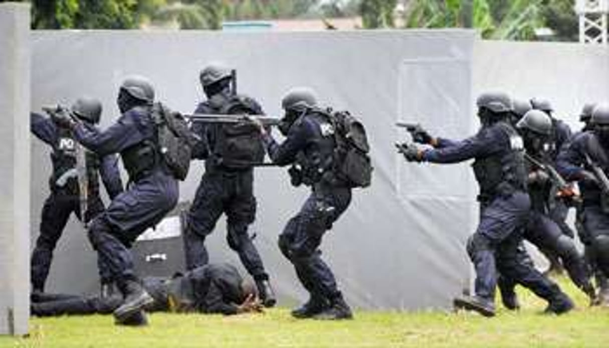 Exercice d’entraînement à la lutte antiterroriste à l’école de police d’Abidjan. © Sia Kambou/AFP