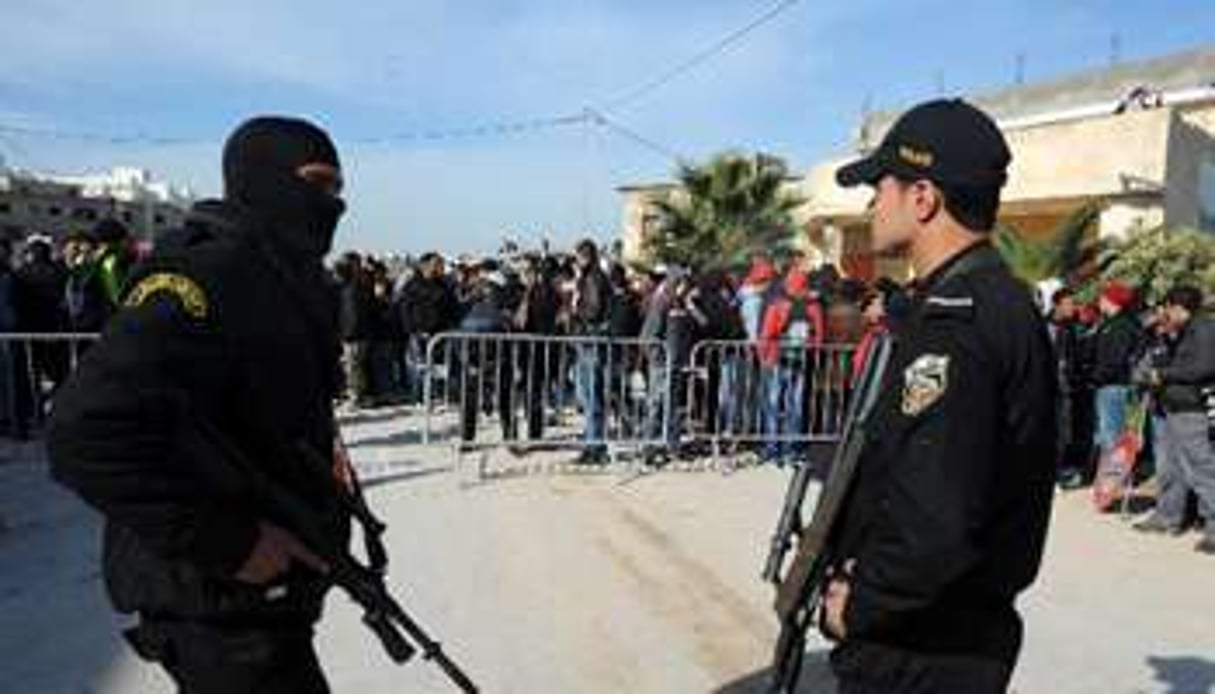Des membres de la garde nationale le 4 février 2014 à Raoued dans la banlieue de Tunis. © AFP