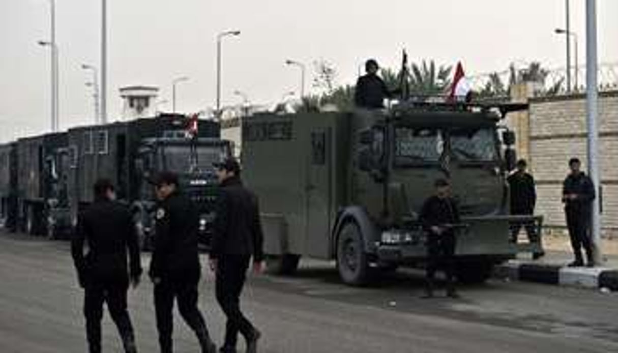 Devant l’Académie de police où devait avoir lieu le procès de Mohamed Morsi, le 16 février 2014 © AFP