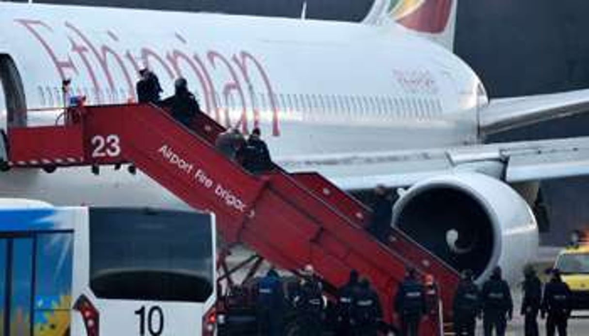 Les passagers descendent de l’avion détourné. © AFP