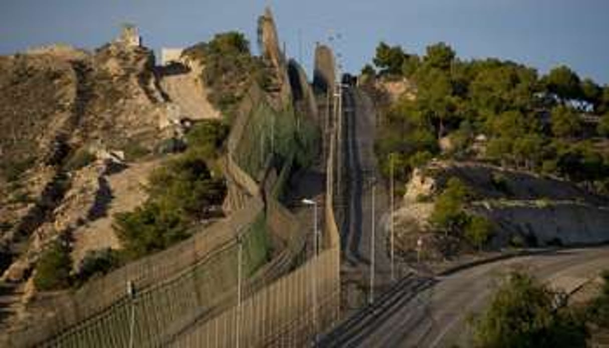 La triple clôture de sécurité séparant Melilla du territoire marocain. © AFP